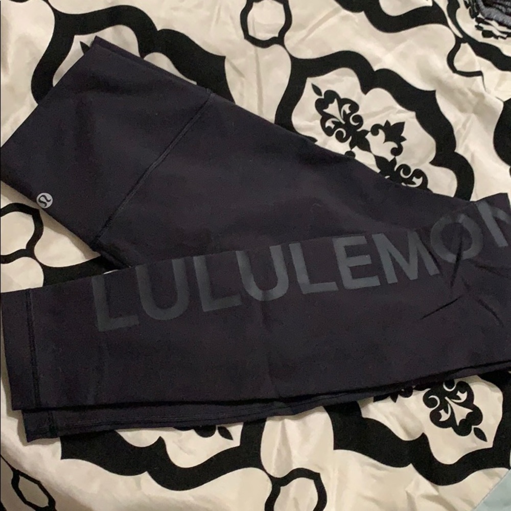 Lululemon workout leggings.